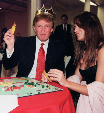 FANT HVERANDRE: Donald og Melania Trump møtte hverandre på en fest i 1998, og ble raskt kjærester. Her spiller de Monopol i 1999 sammen. Foto: AP/ NTB scanpix FANT HVERANDRE: Donald og Melania Trump møtte hverandre på en fest i 1998, og ble raskt kjærester. Her spiller de Monopol i 1999 sammen. Foto: AP/ NTB scanpix